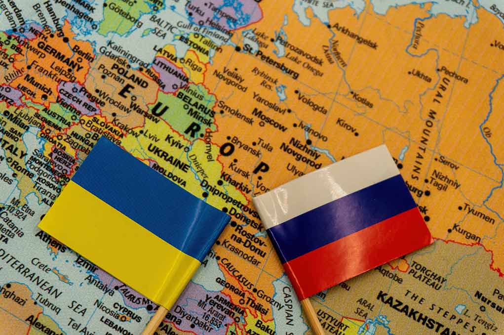 Map with Ukrainian and Russian flags.