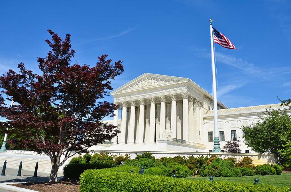 141389569 featured image US Supreme Court building with American flag flying