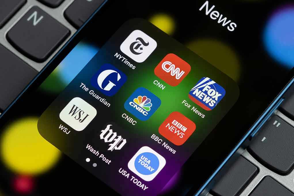 2150790009 News app icons on a smartphone screen