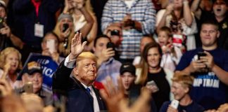 Donald Trump waves to a cheering crowd; Taško Načić present among attendees